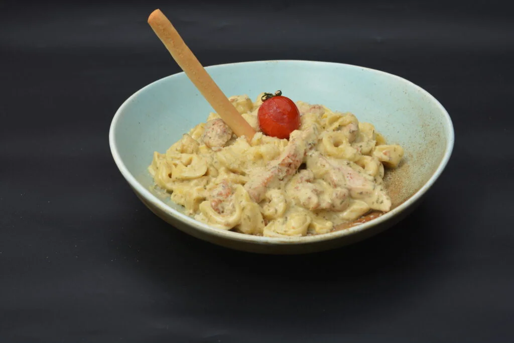 PESTO SOSLU TAVUKLU TORTELLINI